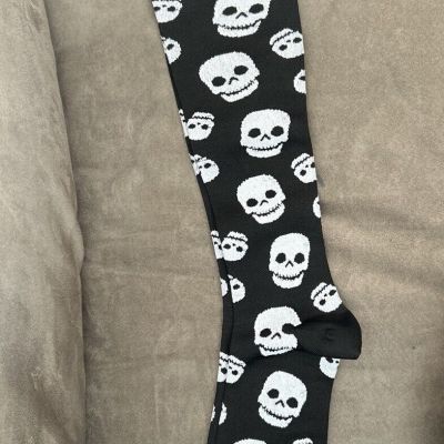 Knee high Skull & Crossbones socks black & White New Goth Punk Emo Or Dress up N